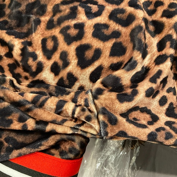 🆕Leopard Print Velvet Sweater Red Brown & Black - Picture 14 of 16